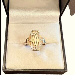 Size adjustable, Sarah Coventry gold tone filigree ring